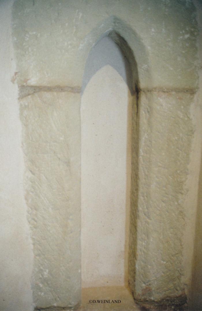 Petite fenêtre de style gothique qui ornait le chœur de la chapelle