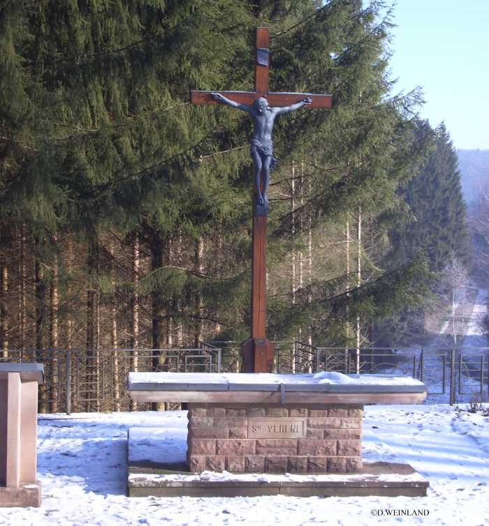 Autel extérieur en grès, avec croix, 1965 et lutrin de 1967